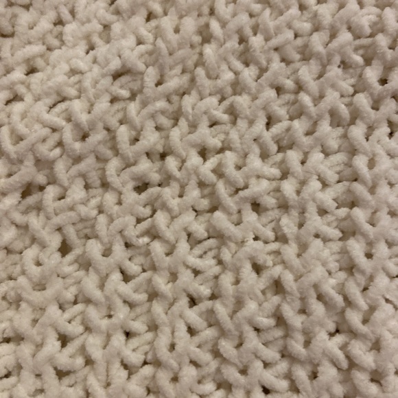 This is a white knitted sweater size extra small in kids - Picture 2 of 3